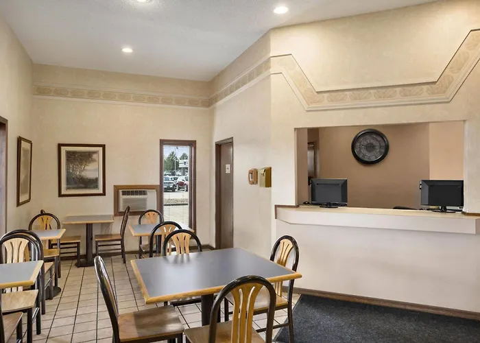 Super 8 By Wyndham Carbondale Motel