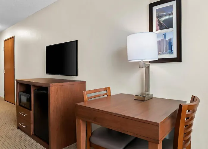 Comfort Inn & Suites Taylor - Detroit