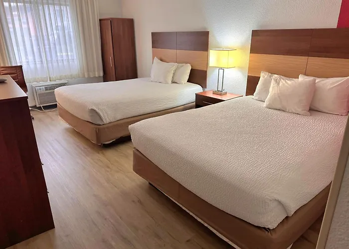Ramada By Wyndham Effingham Hotel