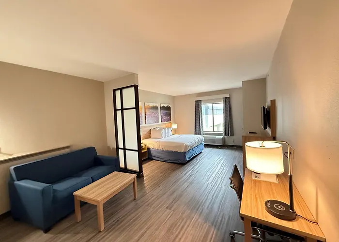 Days Inn & Suites By Wyndham Houston / West Energy Corridor