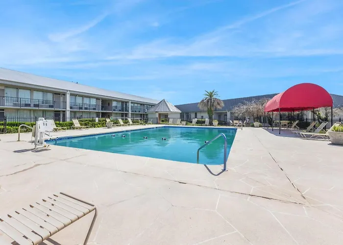 Ramada By Wyndham Houma Hotel