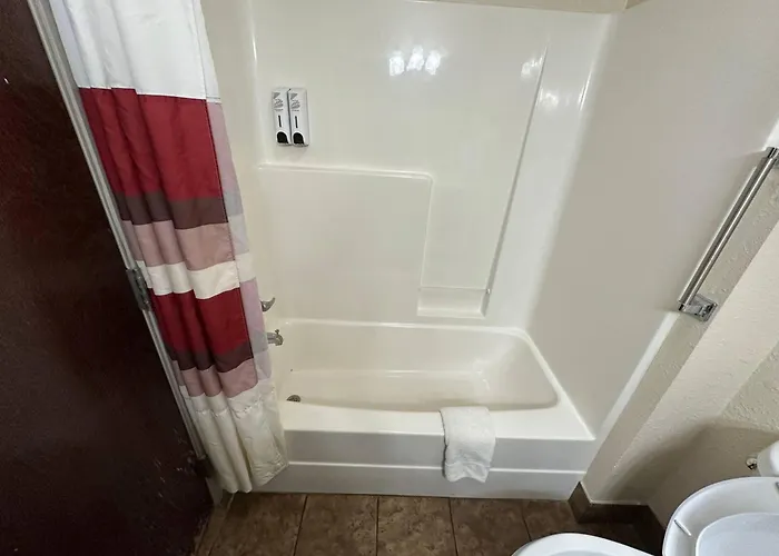 Econo Lodge Inn & Suites