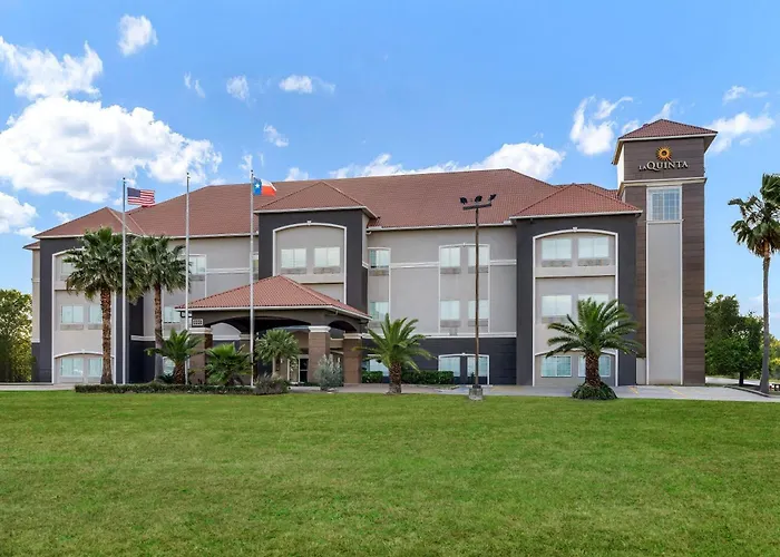 La Quinta By Wyndham Alvin Hotel