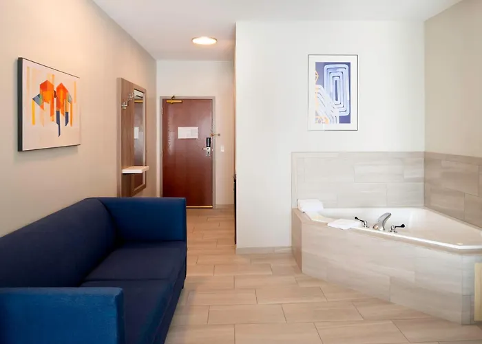 Holiday Inn Express Hotel & Suites Fort Atkinson By Ihg