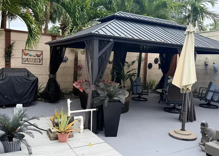 Tiny Place W Private Hot Jacuzzi 7 Min To Miami International Airport