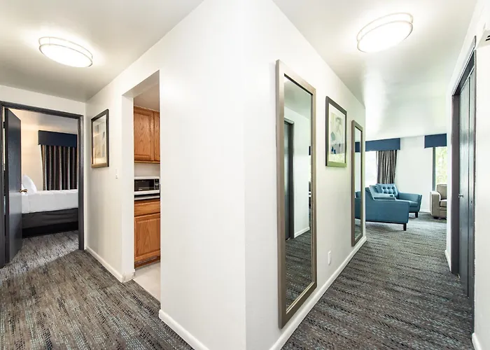 Oyster Bay Inn & Suites Bremerton