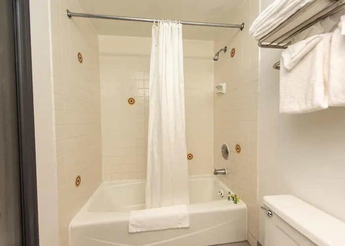 Oyster Bay Inn & Suites Bremerton