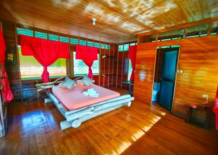 Amazon Oasis Floating Lodge Iquitos