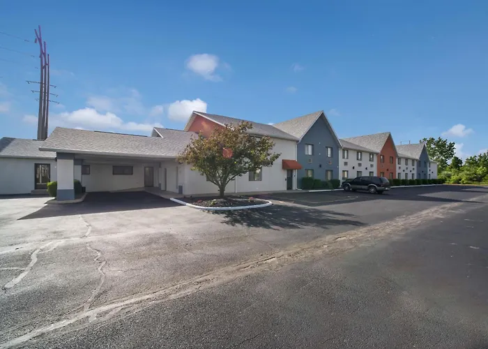 Ramada By Wyndham Effingham Hotel