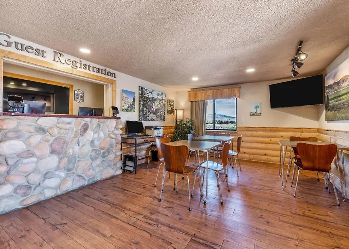 Super 8 By Wyndham Cody Hotel