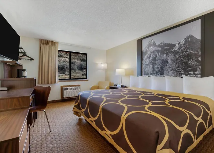 Super 8 By Wyndham Cody Hotel