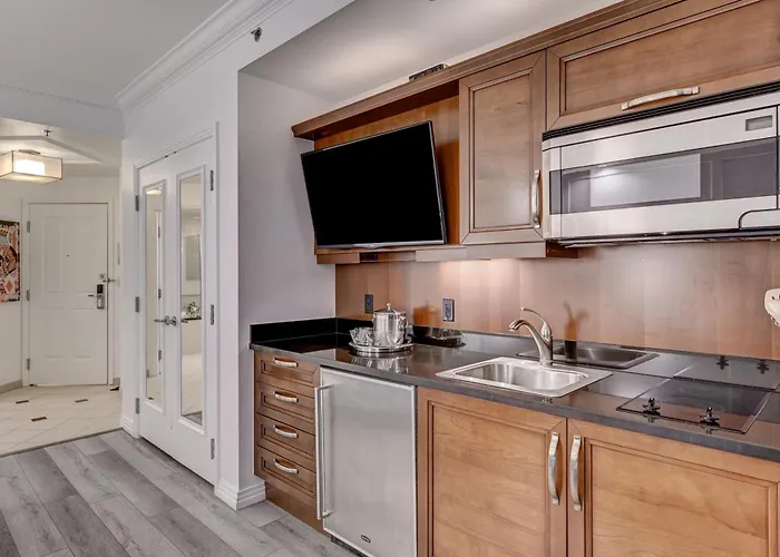 Lucky Gem Penthouse & Luxury Suites At Signature Resort, Balcony Strip View 1607