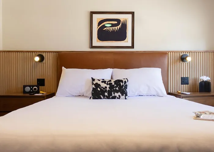 The Stranger Lodge - Pet Friendly Sisters