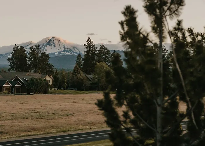 The Stranger Lodge - Pet Friendly Sisters