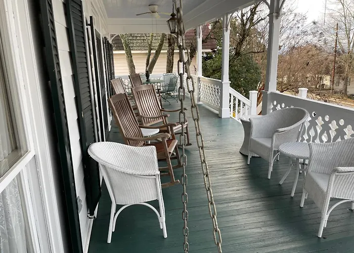 Red Bluff Cottage Bed & Breakfast
