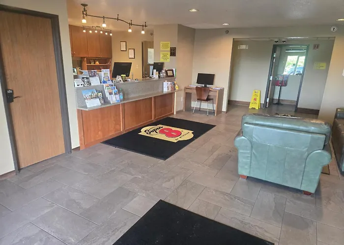 Super 8 By Wyndham Grayling Hotel