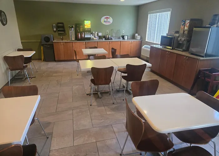 Super 8 By Wyndham Grayling Hotel