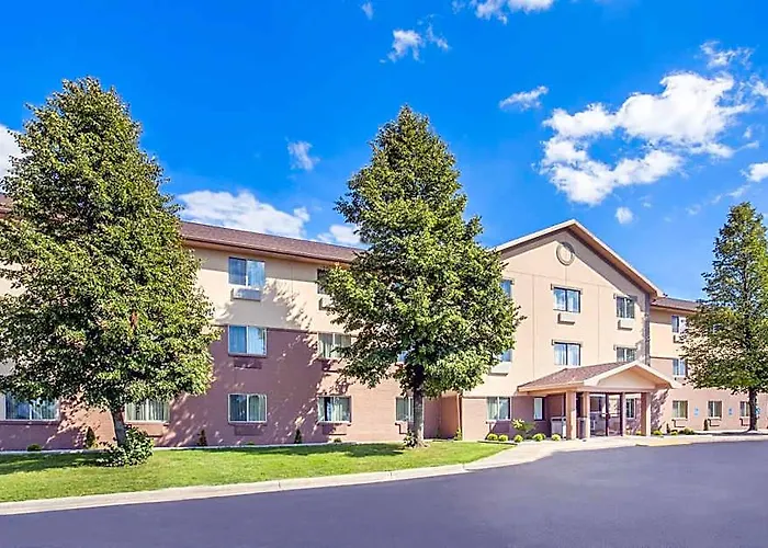 Baymont By Wyndham Holland Hotel