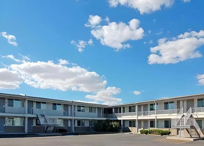 Super 8 By Wyndham Ontario