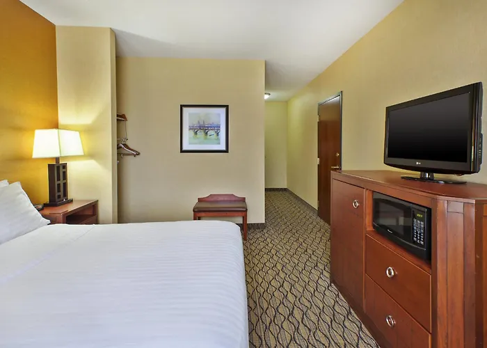 Holiday Inn Express Hotel & Suites - Belleville Area By Ihg