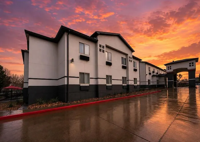 Super 8 By Wyndham Brenham Tx Hotel