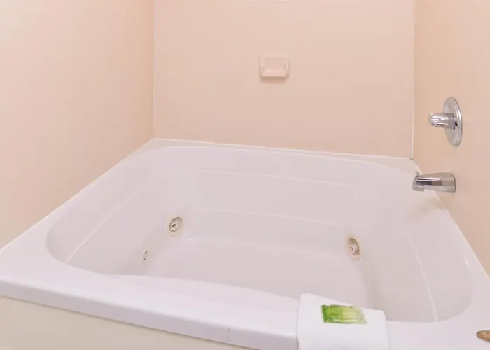 Holiday Inn Express Hotel & Suites Madison By Ihg