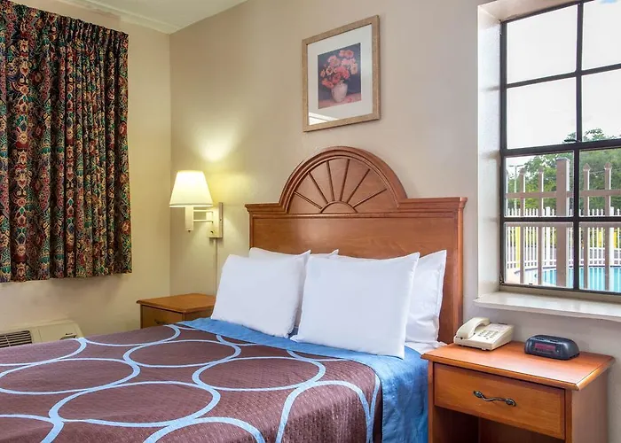 Americana Inn & Suites Lake Magdalene