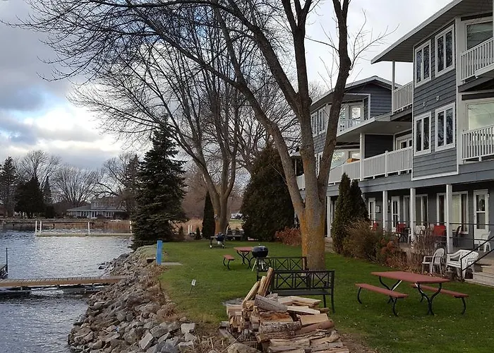 Snug Harbor Inn Sturgeon Bay