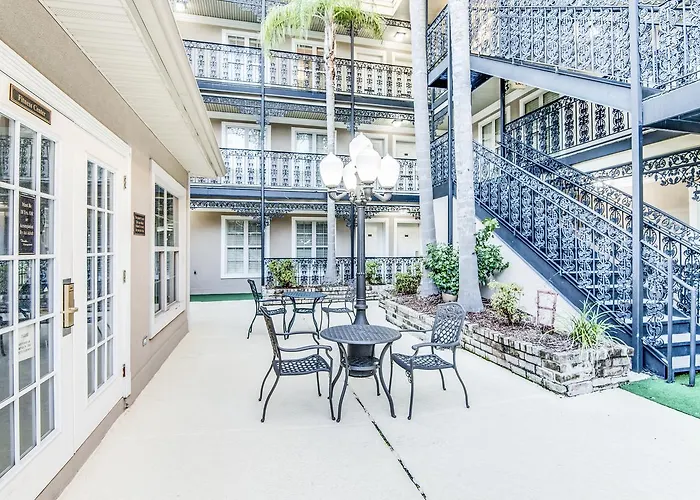 La Plaza Apartments