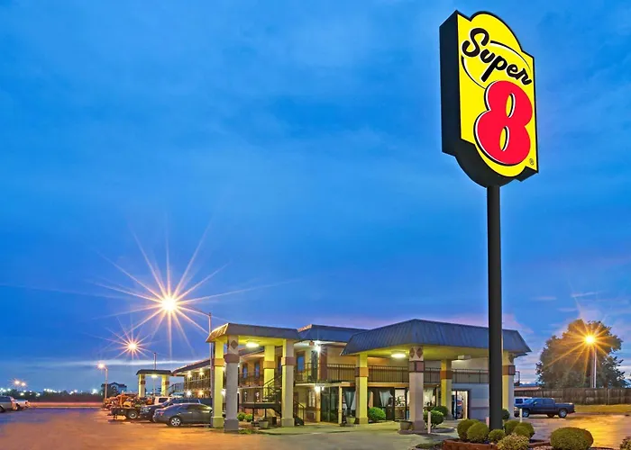 Super 8 By Wyndham Shawnee Hotel