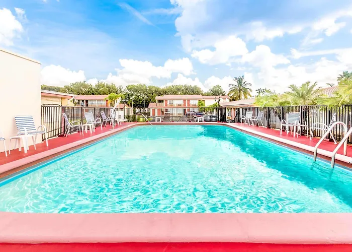 Econo Lodge Inn & Suites