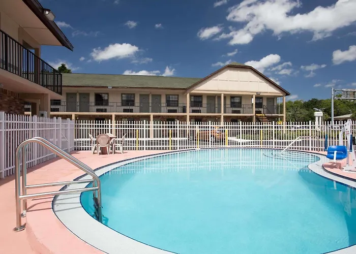 Americana Inn & Suites Lake Magdalene