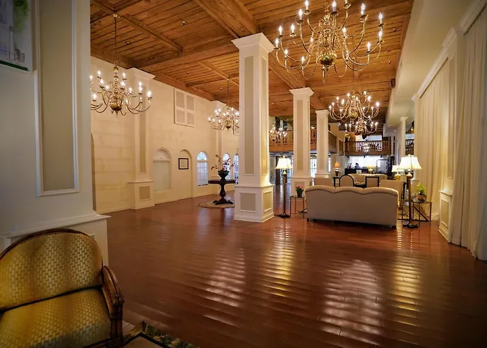 Palm Beach Historic Hotel: Petite Retreat Near Beach