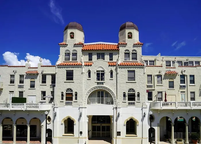 Palm Beach Historic Hotel: Petite Retreat Near Beach