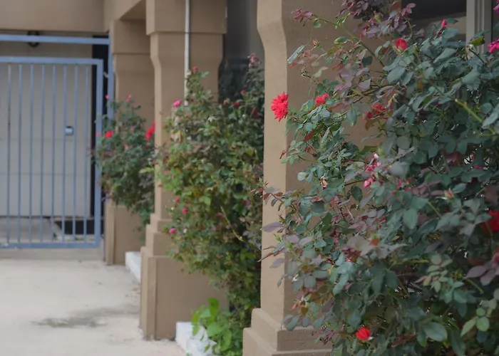 Summit Inn Hotel & Suites