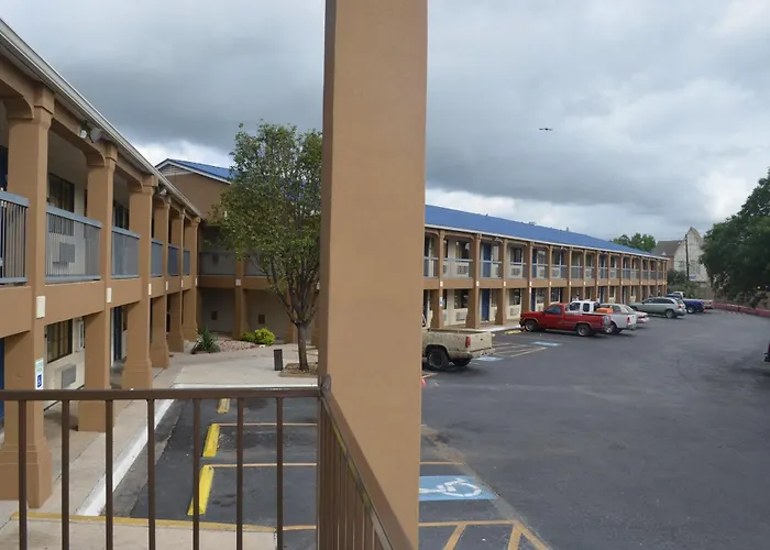 Summit Inn Hotel & Suites