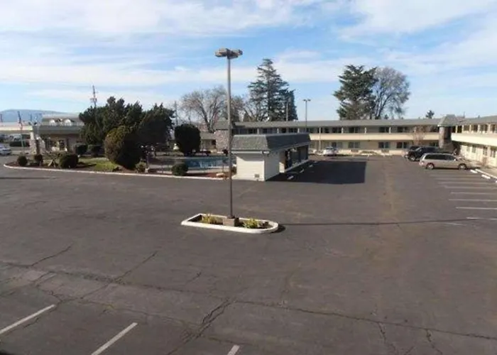 Econo Lodge Inn & Suites Central Medford