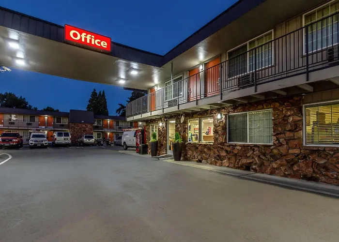 Econo Lodge Inn & Suites West Portland/Hillsboro
