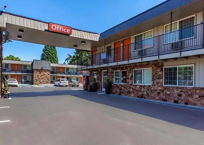 Econo Lodge Inn & Suites West Portland/Hillsboro