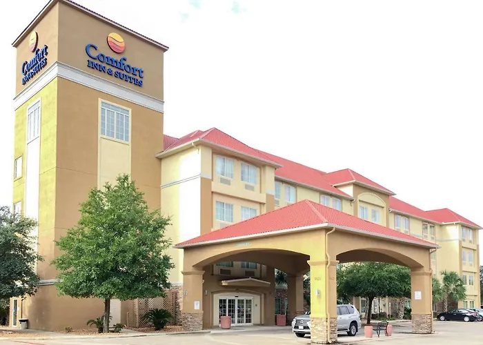 Comfort Inn & Suites Near Six Flags & Medical Center San Antonio