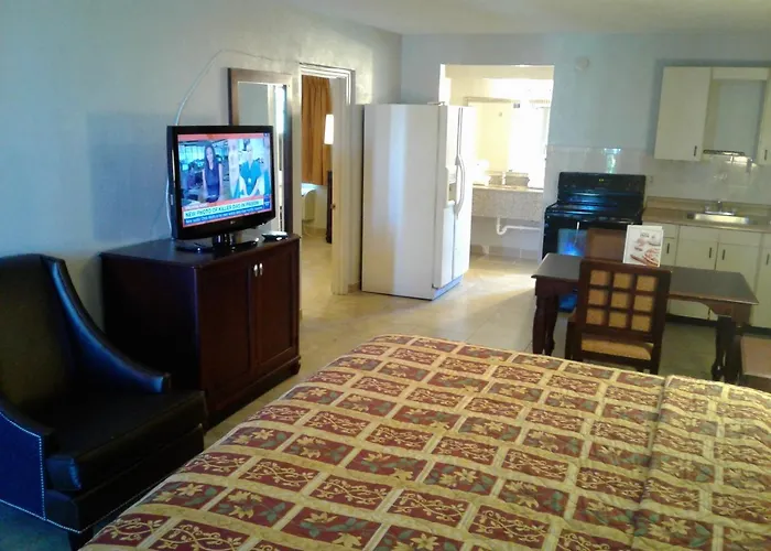 Express Inn & Suites - 5 Miles From St Petersburg Clearwater Airport