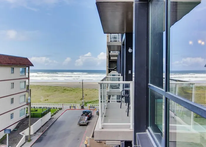 Sand & Sea: The Holladay Seaside