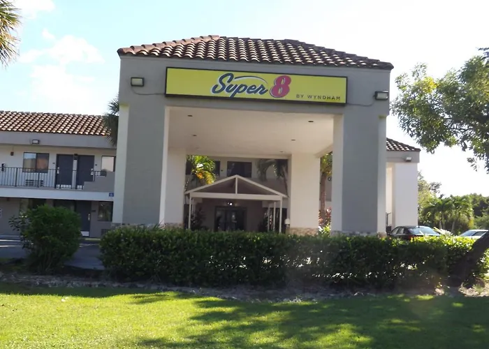 Super 8 By Wyndham Naples Hotel Golden Gate