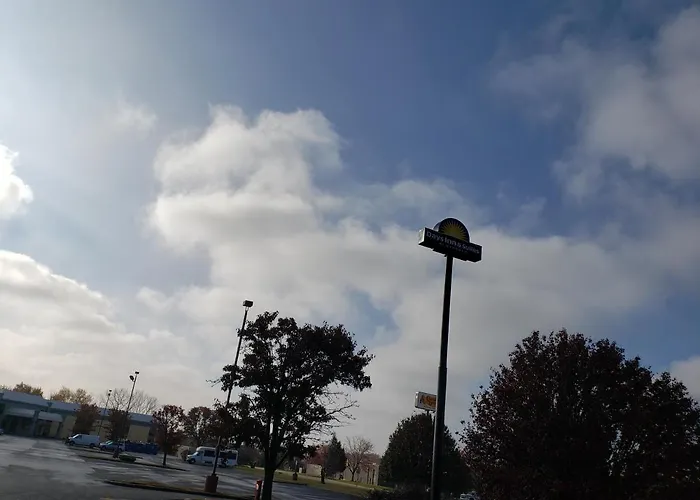 Days Inn & Suites By Wyndham Merrillville