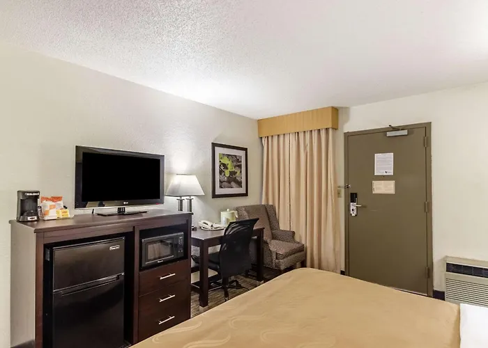 Quality Inn Milwaukee- Brookfield