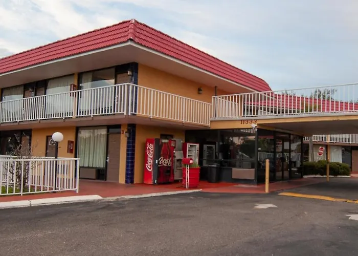 Express Inn & Suites - 5 Miles From St Petersburg Clearwater Airport