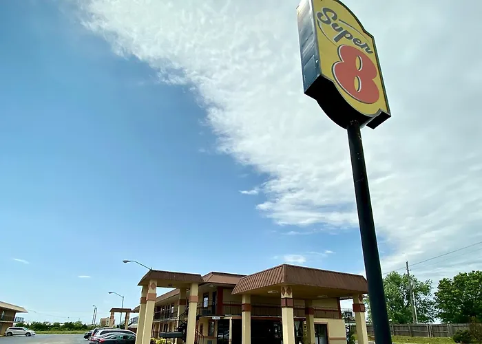 Super 8 By Wyndham Shawnee Hotel
